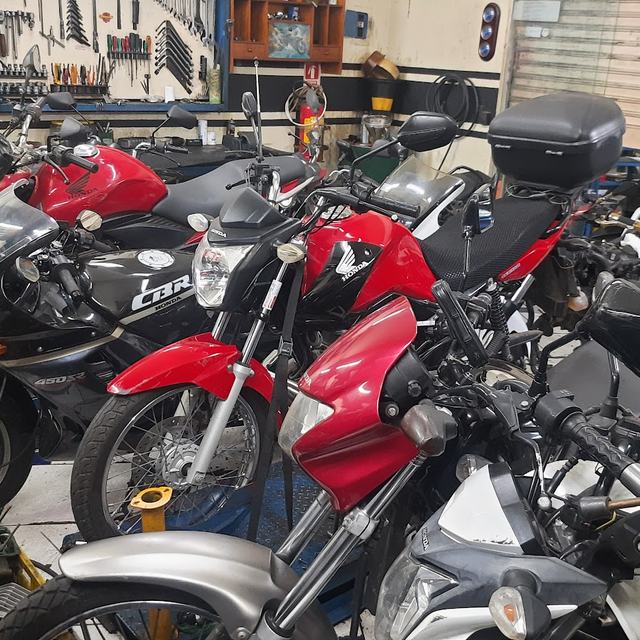 Motos em manutenção na oficina