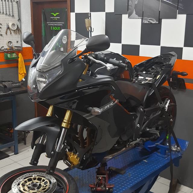 Moto esportiva preta no elevador