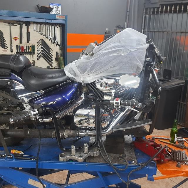 Moto azul em manutenção