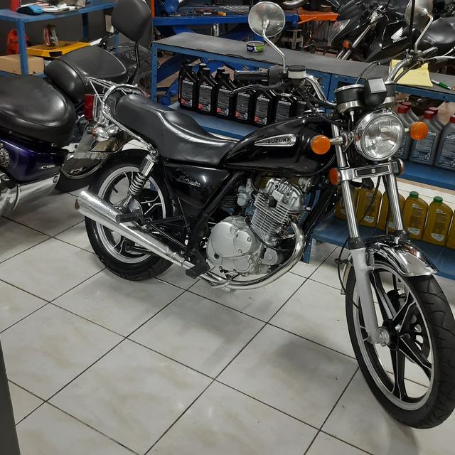 Moto azul clássica na oficina